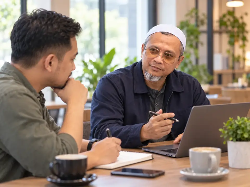 Poknik membimbing seorang usahawan dalam sesi strategi